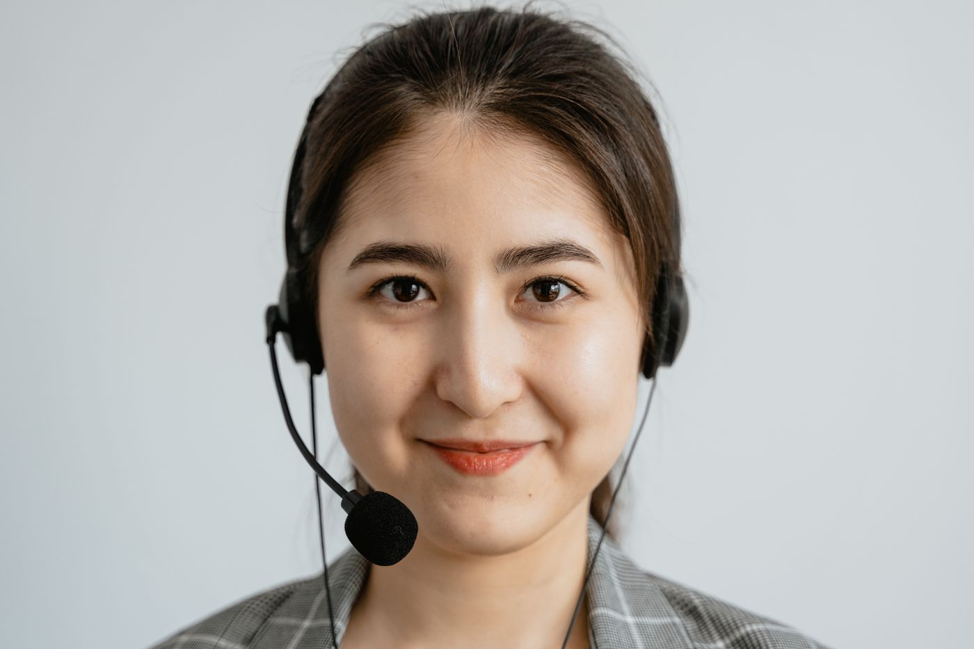 Atendente sorrindo com fone de ouvido