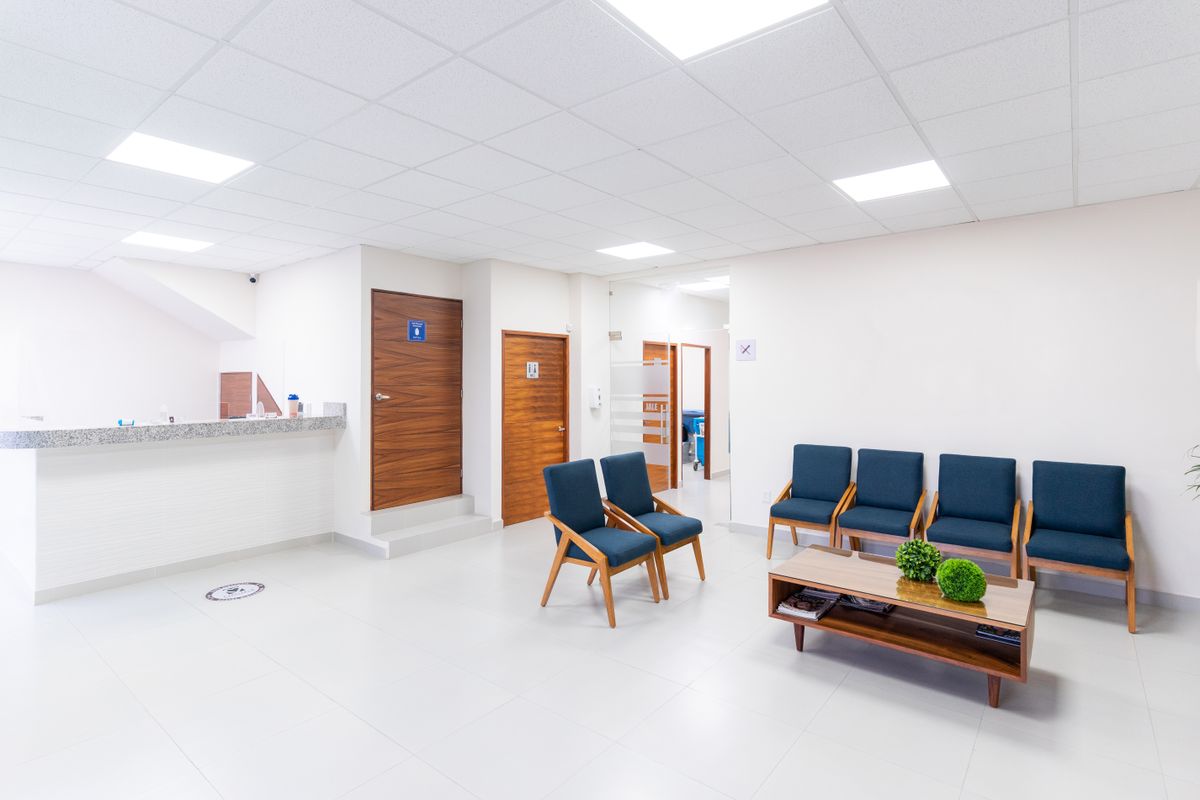 Recepção e sala de espera do hospital, ampla e bem iluminada